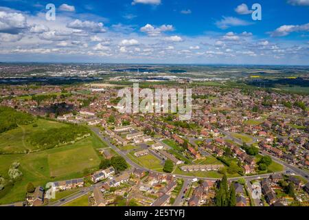 Foto aerea di una tipica proprietà immobiliare britannica nel villaggio di Middleton a Leeds West Yorkshire nel Regno Unito, che mostra una vista dall'alto sul drone di subur Foto Stock