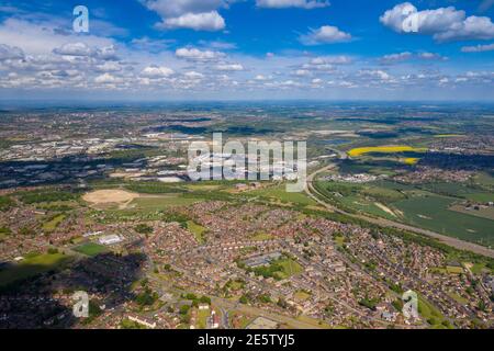 Foto aerea di una tipica proprietà immobiliare britannica nel villaggio di Middleton a Leeds West Yorkshire nel Regno Unito, che mostra una vista dall'alto sul drone di subur Foto Stock