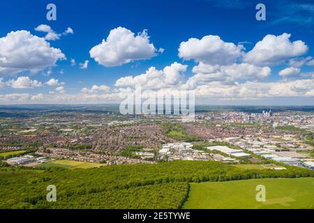 Foto aerea della città di Leeds vista dal Villaggio di Middleton e Middleton Park in una giornata di sole con nuvole bianche nel cielo e molto gre Foto Stock