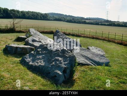 Ammira e delle innumerevoli pietre, Kent, Inghilterra, Regno Unito, un cumulo di circa 20 lastre di arenaria (sarsens) da una camera di sepoltura megalitica e la facciata. Foto Stock