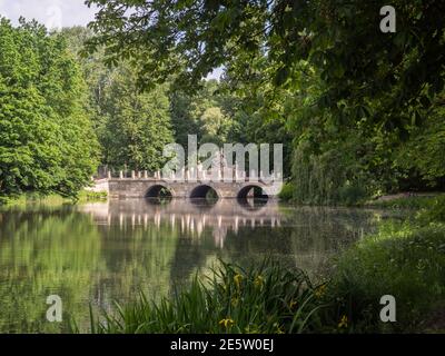 Varsavia, Polonia - 01 giugno 2019: Vista del Parco delle Terme reali in primavera, del Parco delle Terme, del Parco Lazienki e del Palazzo Sull'Acqua Foto Stock