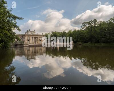 Varsavia, Polonia - 01 Giugno 2019: Palazzo sull'isola nel Parco delle Terme reali in primavera, Parco delle Terme, Parco Lazienki. Foto Stock