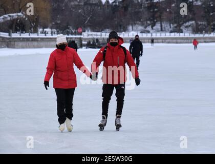 Ottawa, Canada. 28 gennaio 2021. Centinaia di persone sono scese sul ghiaccio oggi, il giorno di apertura del canale Rideau Skaviera nella capitale canadese. Una sezione di 2,4 km dello Skaviera, un sito patrimonio dell'umanità dell'UNESCO, è stata aperta oggi sulla pista di pattinaggio lunga 7,8 km che attraversa la città. Crediti: Alamy Live News Foto Stock