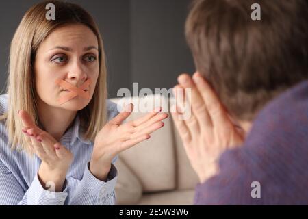 Giovane spe che mostra gesti all'uomo Foto Stock