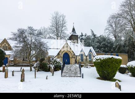 Chiesa di San Giovanni vicino a Woking, diocesi di Guildford, Surrey, Inghilterra sud-orientale coperta di neve fresca dopo una nevicata pesante in inverno Foto Stock