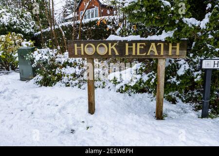 Cartello con il nome di Wooden Hook Heath al confine della zona, un sobborgo di Woking, Surrey, Inghilterra sud-orientale nella neve in inverno Foto Stock