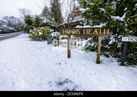 Cartello con il nome di Wooden Hook Heath al confine della zona, un sobborgo di Woking, Surrey, Inghilterra sud-orientale nella neve in inverno Foto Stock