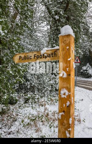 Nuovo sentiero pubblico in legno con segnavia con neve dopo una forte nevicata a Woking, Surrey, nel sud-est dell'Inghilterra Foto Stock