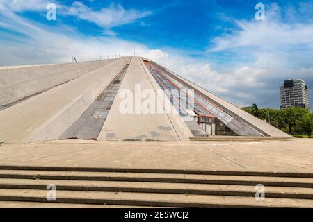 La Piramide di Tirana, costruita dal dittatore Enver Hoxha in una bella giornata estiva, Albania Foto Stock