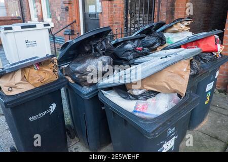 Overflow,full,wheelie bin,bin,raccolta,giorno,rifiuti,rifiuti,bidone,giorno,fuori,casa,case,appartamenti,residenziali,proprietà,in,centro,di,Warrington,Lancashire,Cheshire,banche di,River Mersey,North West,Inghilterra,inglese,città,UK,GB,Gran Bretagna,British, Foto Stock