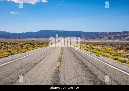 Una strada solitaria, Spring Valley, Nevada, USA. Foto Stock