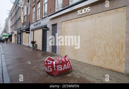 Amsterdam, Paesi Bassi. 28 Gennaio 2021. Gli edifici di un negozio con vista generale sono protetti con legno compensato presso la lussuosa strada commerciale Pieter Cornelisz Hooftstraat contro il vandalismo dei manifestanti della misura anti-coronavirus il 28 gennaio 2021 ad Amsterdam, Paesi Bassi. Molte città dei Paesi Bassi sono state ricche di manifestazioni e di reazioni vandaliste al coprifuoco installato dal governo olandese per evitare la diffusione del coronavirus. (Foto di Paulo Amorim/Sipa USA) Credit: Sipa USA/Alamy Live News Foto Stock