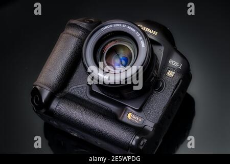 RUSSIA, BARNAUL-21 NOVEMBRE 2020: Canon EOS 1ds marca 2 reflex su sfondo nero.materiale editoriale illustrativo Foto Stock