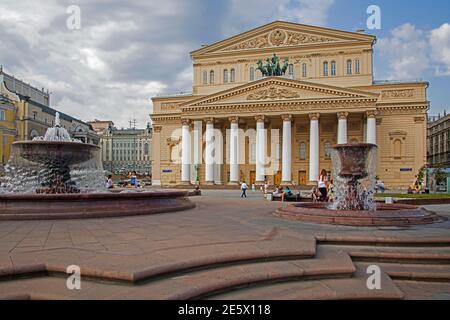 façade neoclassica del Teatro Bolshoi / Teatro Bolshoi in Piazza Teatralnaya nel quartiere Tverskoy della città di Mosca, Russia Foto Stock