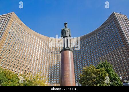 Statua / monumento in onore del generale Charles de Gaulle di fronte al Cosmos Hotel, il più grande hotel in Russia, nella città di Mosca Foto Stock