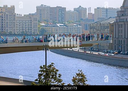 Turisti sul Ponte galleggiante sul fiume Moskva nel Parco Zaryadye nella città di Mosca, Russia Foto Stock