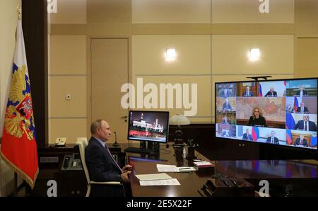 Mosca, Russia. 28 Gennaio 2021. Il presidente russo Vladimir Putin presiede un incontro di alti funzionari governativi della residenza di Stato a Novo-Ogaryov il 28 gennaio 2021 vicino Mosca, Russia. Credit: Planetpix/Alamy Live News Foto Stock