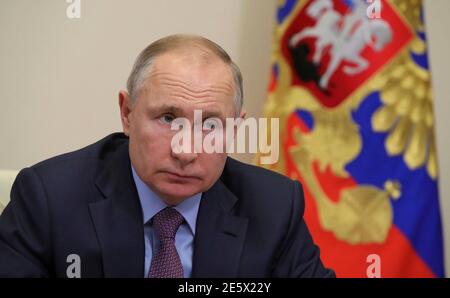 Mosca, Russia. 28 Gennaio 2021. Il presidente russo Vladimir Putin presiede un incontro di alti funzionari governativi della residenza di Stato a Novo-Ogaryov il 28 gennaio 2021 vicino Mosca, Russia. Credit: Planetpix/Alamy Live News Foto Stock