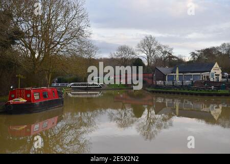 Le chiuse di Foxton sul Grand Union Canal vicino a Market Harborough. In una giornata impegnativa pochi custodi della serratura aiutano i boaters a fare la loro strada attraverso una scala di serrature. Foto Stock