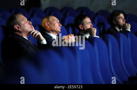 Mosca, Russia. 28 Gennaio 2021. Il presidente russo Vladimir Putin, l'aiutante presidenziale Vladimir Medinsky e il direttore del museo Alexander Shkolnik, visitano il Museo della Vittoria sulla collina Poklonnaya il 28 gennaio 2021 a Mosca, Russia. Putin ha segnato il 77° anniversario dell'assedio di Leningrado che si è concluso durante la seconda guerra mondiale Credit: Planetpix/Alamy Live News Foto Stock