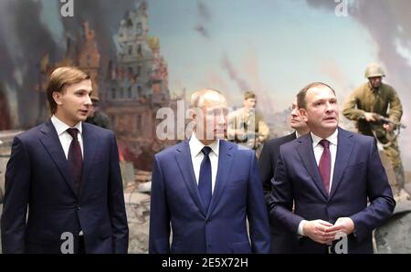 Mosca, Russia. 28 Gennaio 2021. Il presidente russo Vladimir Putin, l'aiutante presidenziale Vladimir Medinsky e il direttore del museo Alexander Shkolnik, visitano il Museo della Vittoria sulla collina Poklonnaya il 28 gennaio 2021 a Mosca, Russia. Putin ha segnato il 77° anniversario dell'assedio di Leningrado che si è concluso durante la seconda guerra mondiale Credit: Planetpix/Alamy Live News Foto Stock