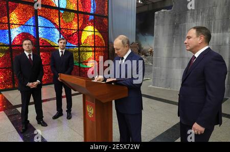 Mosca, Russia. 28 Gennaio 2021. Il presidente russo Vladimir Putin firma il libro degli ospiti durante una visita al Museo della Vittoria sulla collina di Poklonnaya il 28 gennaio 2021 a Mosca, Russia. Putin ha segnato il 77° anniversario dell'assedio di Leningrado che si è concluso durante la seconda guerra mondiale Credit: Planetpix/Alamy Live News Foto Stock