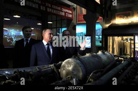 Mosca, Russia. 28 Gennaio 2021. Il presidente russo Vladimir Putin, l'aiutante presidenziale Vladimir Medinsky e il direttore del museo Alexander Shkolnik, visitano il Museo della Vittoria sulla collina Poklonnaya il 28 gennaio 2021 a Mosca, Russia. Putin ha segnato il 77° anniversario dell'assedio di Leningrado che si è concluso durante la seconda guerra mondiale Credit: Planetpix/Alamy Live News Foto Stock