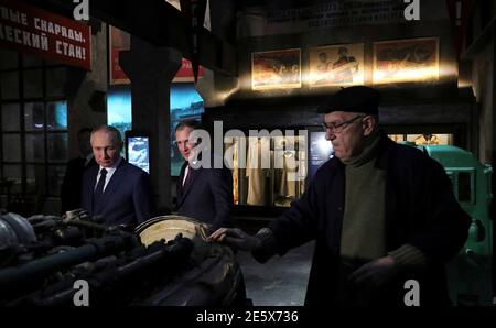 Mosca, Russia. 28 Gennaio 2021. Il presidente russo Vladimir Putin, l'aiutante presidenziale Vladimir Medinsky e il direttore del museo Alexander Shkolnik, visitano il Museo della Vittoria sulla collina Poklonnaya il 28 gennaio 2021 a Mosca, Russia. Putin ha segnato il 77° anniversario dell'assedio di Leningrado che si è concluso durante la seconda guerra mondiale Credit: Planetpix/Alamy Live News Foto Stock