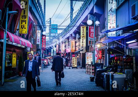 Stipendio uomo a Tokyo Foto Stock