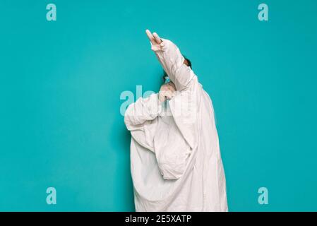 Foto a stock di un operatore sanitario non riconosciuto che indossa tuta protettiva per il covid19. Foto Stock