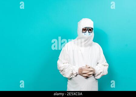 Foto a stock di un operatore sanitario non riconosciuto che indossa tuta protettiva per il covid19. Foto Stock
