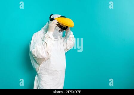 Foto a stock di un operatore sanitario non riconosciuto che indossa tuta protettiva per il covid19. Foto Stock