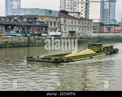 Chiatta completamente carica sul fiume Suzhou a Shanghai, Cina Foto Stock