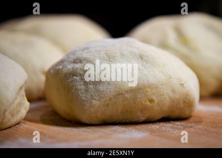 Gnocchi di pasta di lievito Scone riposati e pronti per la frittura Foto Stock