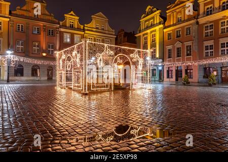 Le case dei mercanti nella Piazza del mercato Vecchio nella Città Vecchia nella notte di Natale, Poznan, Polonia Foto Stock