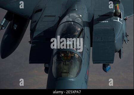 Golfo Persico, Arabia Saudita. 27 gennaio 2021. Un aereo da combattimento US Air Force F-15E Strike Eagle si rifornisce di un KC-135 Stratotanker durante un dispiegamento di breve durata verso il medio Oriente 27 gennaio 202 sul Golfo Persico. Il combattente sta scortando B-52 Stratofortilt bombardieri strategici dalla seconda Ala Bomba. Credit: Planetpix/Alamy Live News Foto Stock