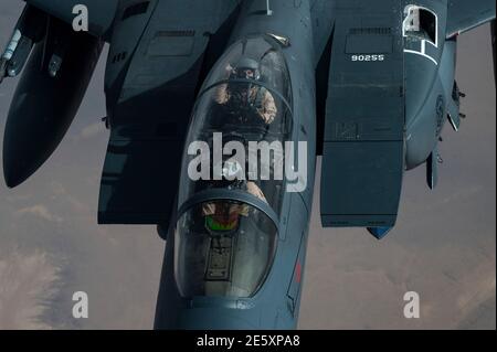 Golfo Persico, Arabia Saudita. 27 gennaio 2021. Un aereo da combattimento US Air Force F-15E Strike Eagle si rifornisce di un KC-135 Stratotanker durante un dispiegamento di breve durata verso il medio Oriente 27 gennaio 202 sul Golfo Persico. Il combattente sta scortando B-52 Stratofortilt bombardieri strategici dalla seconda Ala Bomba. Credit: Planetpix/Alamy Live News Foto Stock