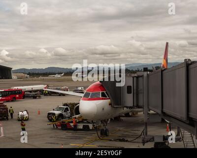 Bogota, Colombia - Settembre, 2019: Aereo della compagnia aerea Avianca e di altri aerei all'aeroporto di Bogotà. Vista sulle montagne intorno all'aeroporto internazionale El Dorado Foto Stock