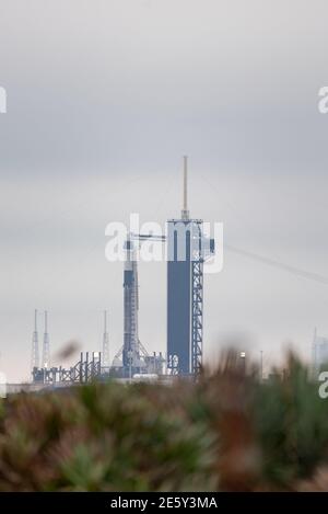 Space Falcon 9 Rocket on Launch Pad un giorno prima del lancio della 21esima missione di assistenza Commerces Reupply per la NASA il 6 dicembre 2020. Foto Stock