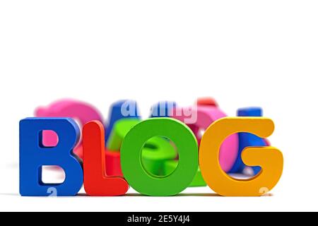 Blog, lettere colorate di legno su uno sfondo bianco Foto Stock