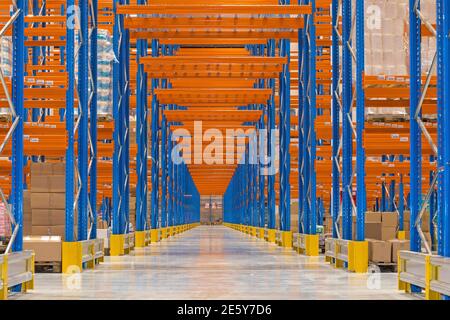 Corridoio sotto il sistema di scaffalatura nel magazzino di distribuzione Foto Stock