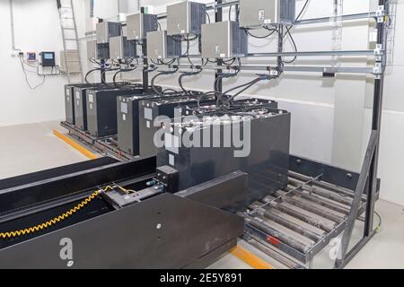 Pila a batteria per carrelli elevatori a forche presso la stazione di Chargin industriale Foto Stock