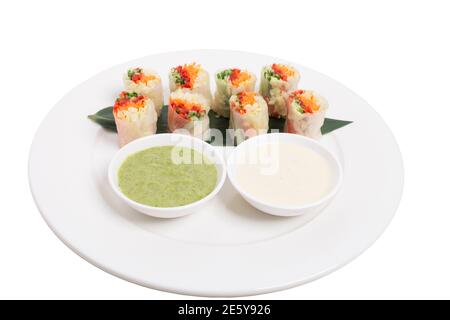 Involtini di primavera vegetariani con due salsa piccante. Isolato su sfondo bianco. Foto Stock