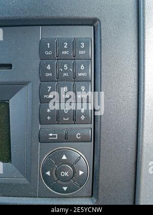 Tastierino numerico del telefono cellulare sul cruscotto del veicolo Foto Stock