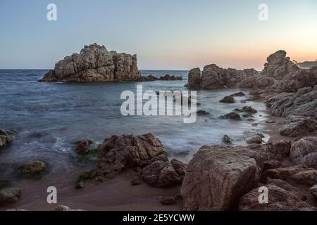 Sunset Beach Cala Roca grossa di Calella, Maresme, Catalogna, Spagna Foto Stock