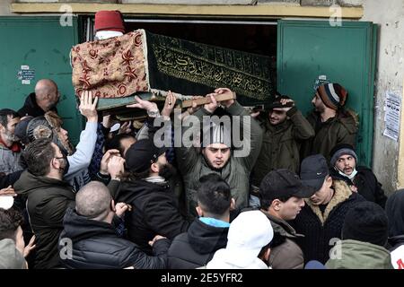 Tripoli, Libano. 28 Gennaio 2021. Gli attivisti anti-governativi portano la bara del loro collega che è stato ucciso durante una protesta contro le situazioni economiche che il paese di fronte in mezzo a un coronavirus nazionale blocco per frenare la diffusione della pandemia di coronavirus. Credito: STR/dpa/Alamy Live News Foto Stock