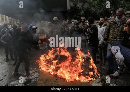 Tripoli, Libano. 28 Gennaio 2021. Gli attivisti anti-governativi bruciano pneumatici e rifiuti di fronte alla Serail (sede del Governatorato) durante una protesta contro le cattive situazioni economiche che il paese deve affrontare in mezzo a un coronavirus nazionale bloccato per frenare la diffusione della pandemia del coronavirus. Un uomo ha perso la vita e almeno 200 persone sono rimaste ferite negli ultimi due giorni a causa delle manifestazioni in corso. Credit: Marwan Naamani/dpa/Alamy Live News Foto Stock