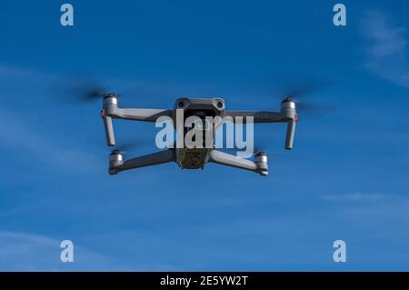 Quadrocopter volante, drone telecomandato con telecamera, DJI Mavic Air 2, Baviera, Germania, Europa Foto Stock