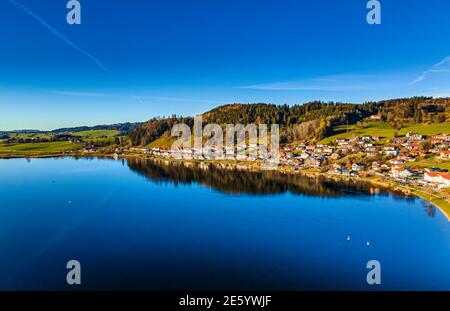 Hopfen am See, Hopfensee, vicino a Fuessen, Drone shot, Ostallgau, Allgau, Swabia, Alpino, Baviera, Germania, Europa Foto Stock