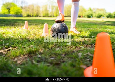 Giovane giocatore di calcio femminile che pratica sul campo. Foto Stock